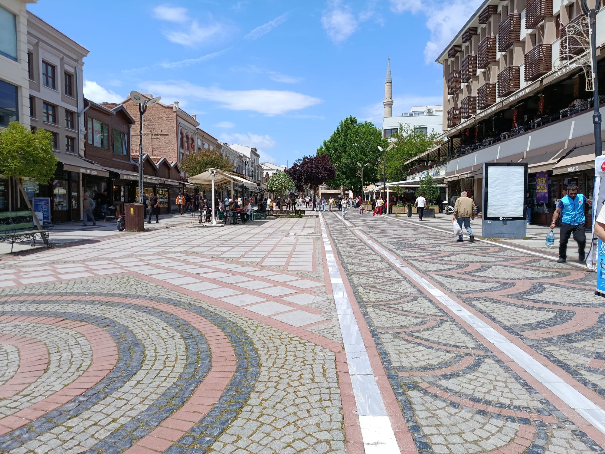 Edirne’nin en eski ticari merkezlerinden biri olan tarihi Ali Paşa Çarşısı ve Saraçlar Caddesi'nde, Kurban Bayramı öncesi esnaf büyük bir durgunluk yaşıyor. 